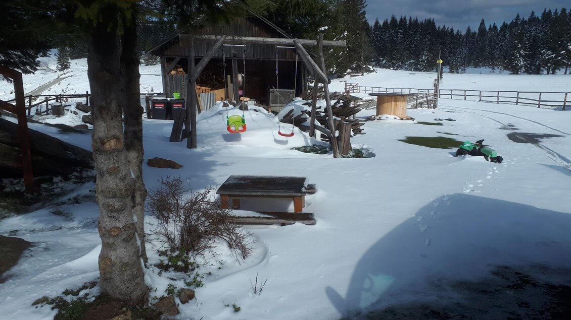 verschneiter Spielplatz | © Makula