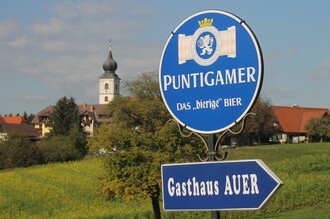Gasthaus Auer mit Kirchturm im Hintergrund | © Gasthaus Auer