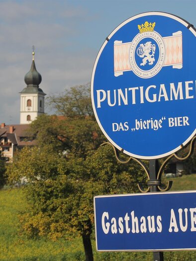 Gasthaus Auer mit Kirchturm im Hintergrund | © Gasthaus Auer