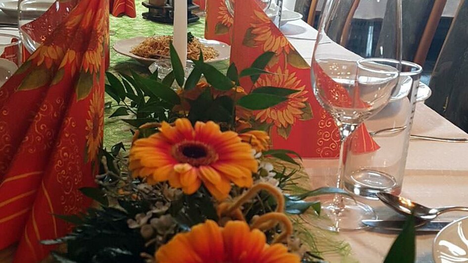 gedeckter Tisch mit Blumen | © Familie Pock