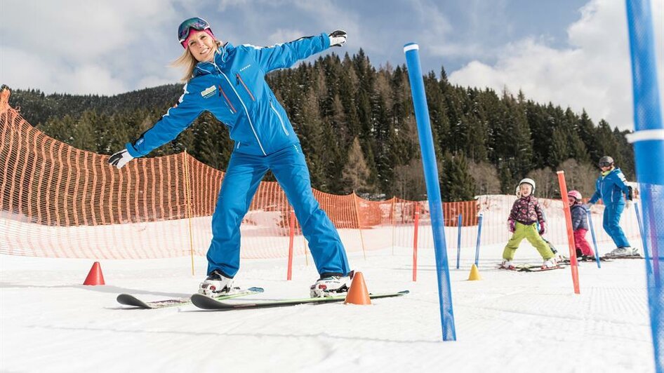 Erste Schwünge mit der Gesäuse Skischule | © Stefan Leitner