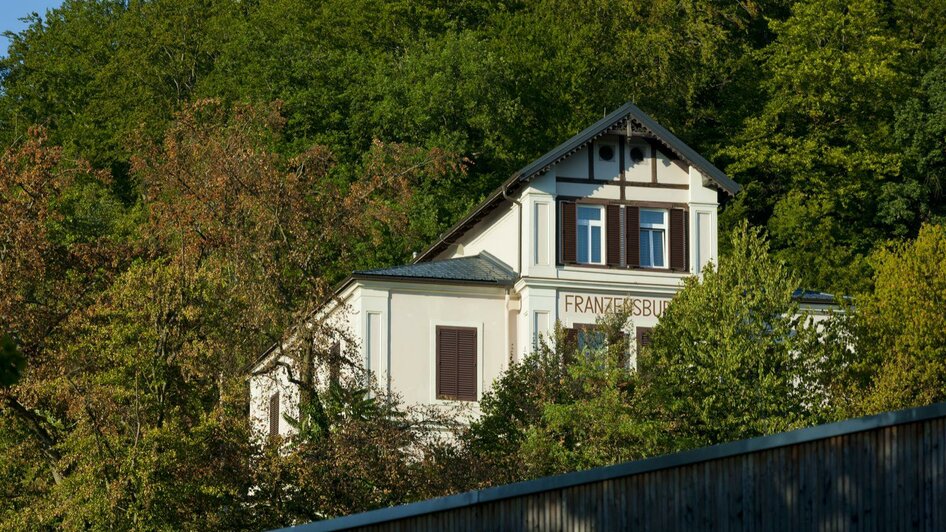 Die Villa Franzenburg liegt auf einer Anhöhe | © Thermen- & Vulkanland, Werner Krug