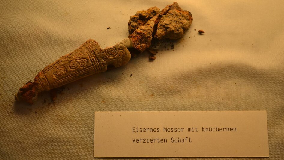 Eisernes Messer mit knöchernen verzierten Schaft | © Archiv Naturpark Zirbitzkogel-Grebenzen