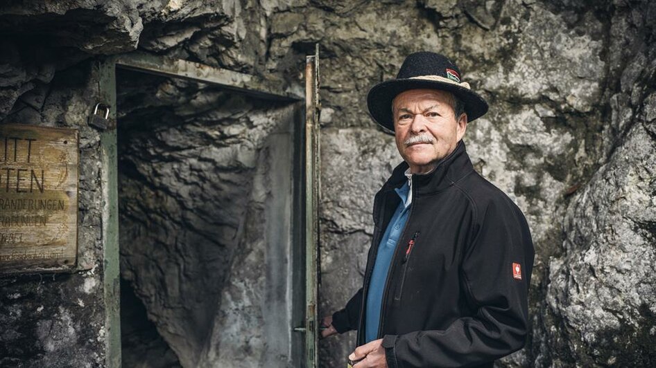 Höhlenführer Herbert Traisch vor dem Eingang | © Stefan Leitner