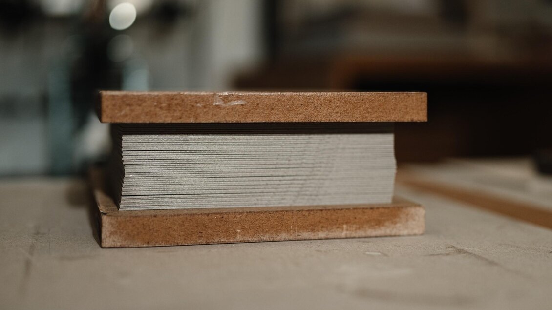 Gepresster Buchblock zwischen zwei Holzplatten bei maarble in Graz. | © Bernd Grosseck