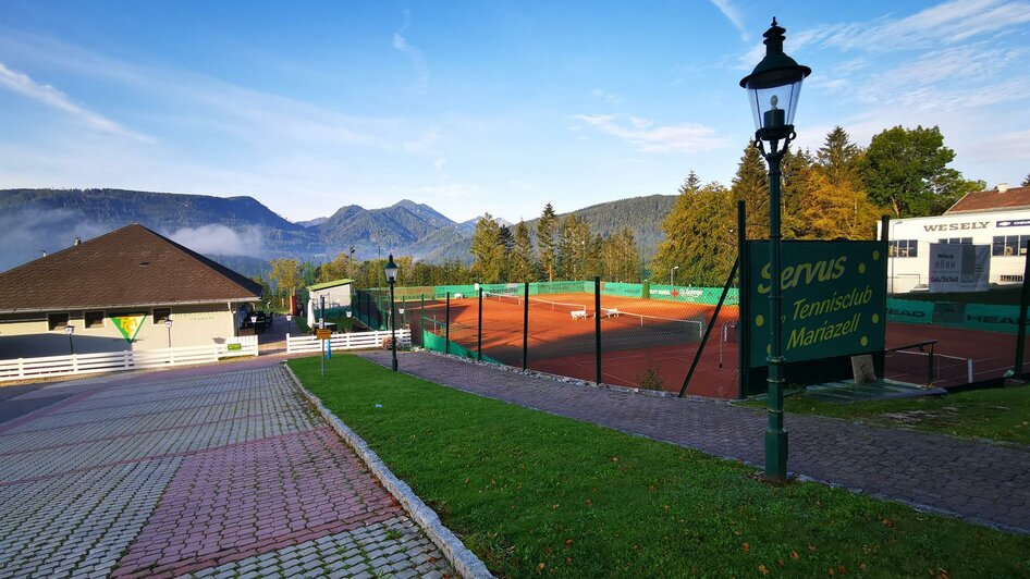 Mariazeller Stüberl mit Tennisplatz | © TV Hochsteiermark / Brigitte Digruber