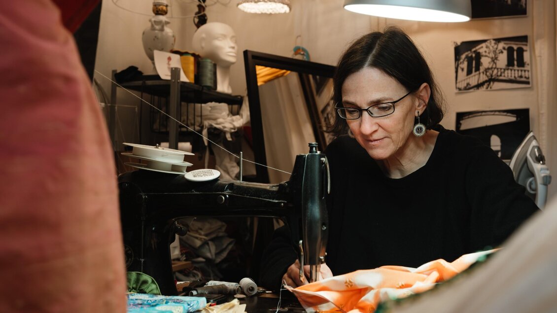 Barbara Stölzl verarbeitet an einer Nähmaschine farbige Stoffe zu neuen Stücken. | © Bernd Grosseck