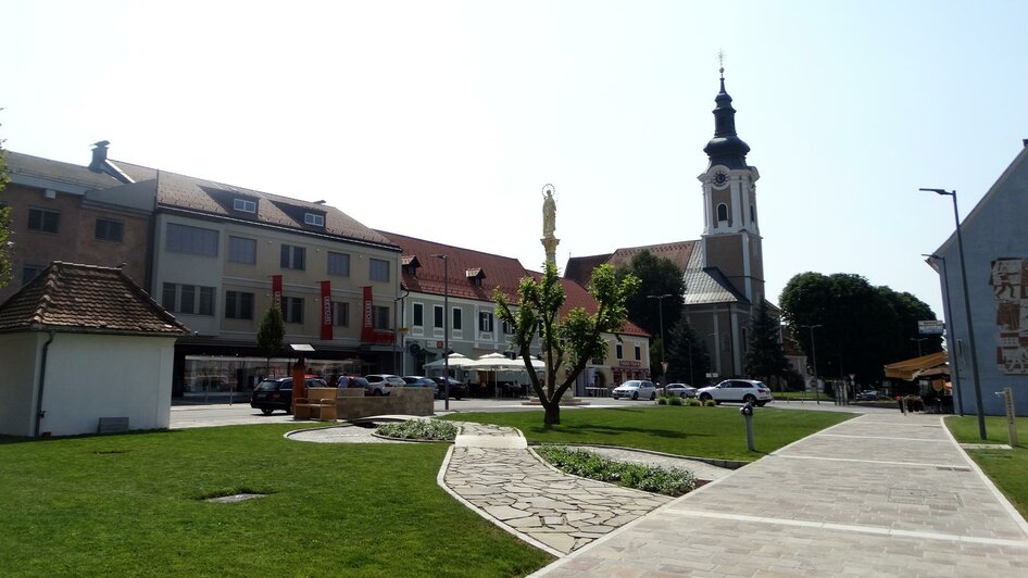 Hauptplatz mit Pfarrkirche | © Gemeinde Gnas