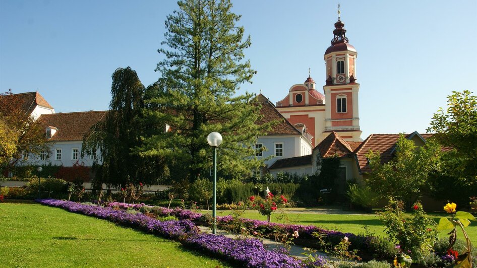 Schlosspark Pöllau mit Kirche | © TV NUP Pöllauer Tal