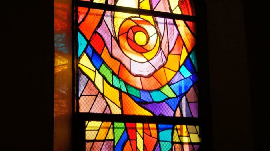 Bunte Glasfenster Riegersburg Pfarrkirche Innen | © TVB Region Riegersburg