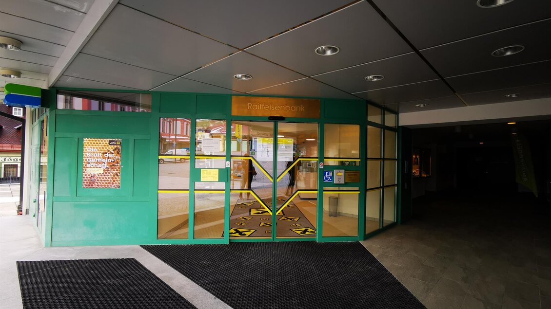 Eingang zur Raiffeisenbank Mariazell | © TVB Mariazeller Land/Brigitte Digruber