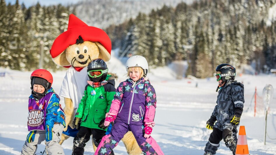 Skischule Amigos mit dem Maskottchen | © Skischule Amigos Snowsports | Richard Berger