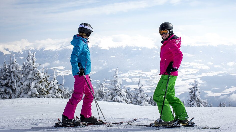 Skifahren mit Ausblick | © Skigebiet Grebenzen_Ikarus.cc