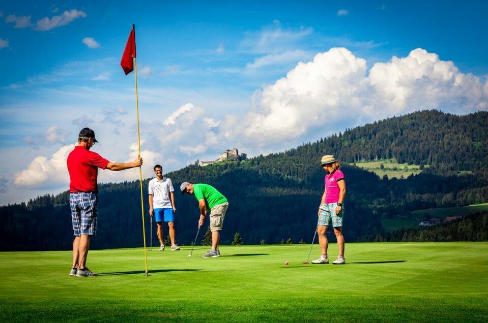 Golfen mit Blick auf die Burgruine Steinschloss | © SMG Mariahof