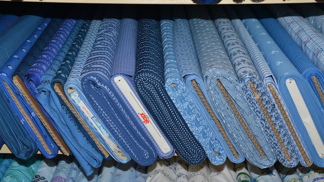 Trachtenstoffe blau bei Trachten Pachatz | © Trachten Pachatz