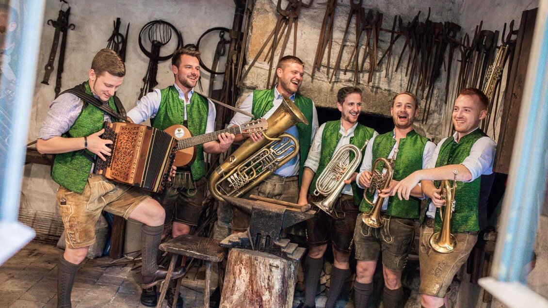 <p>Die Gruppe Schnopsidee sorgt beim Kathreintanz in Gößl am Grundlsee für musikalische Stimmung. Mit traditioneller Tracht, handgemachter Musik und viel Spielfreude wird der Abend von echter Volksmusik und geselligem Beisammensein begleitet.</p> | © Schnopsidee