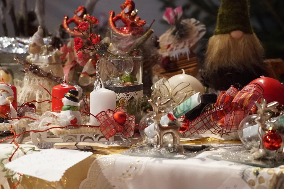 Ein festlich dekorierter Tisch mit verschiedenen Weihnachtsfiguren und Kerzen. Die Stimmung ist weihnachtlich und gemütlich. | © echtzeit-tv.
