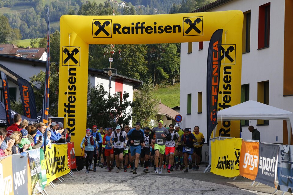 Die Trailrunner beim Start vor dem Raiffeisenbogen | © Kevin Peterschinigg