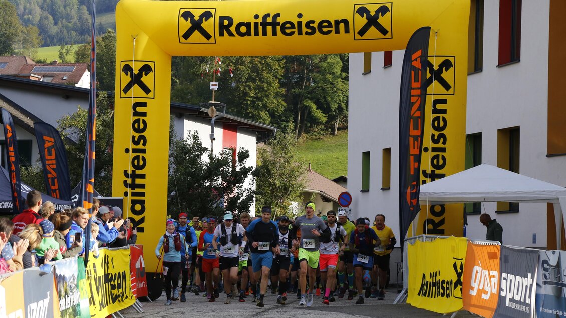 Die Trailrunner beim Start vor dem Raiffeisenbogen | © Kevin Peterschinigg