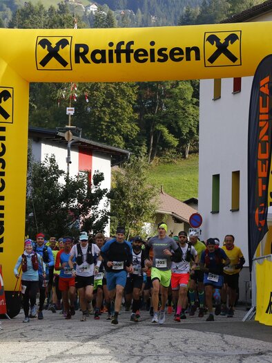 Die Trailrunner beim Start vor dem Raiffeisenbogen | © Kevin Peterschinigg