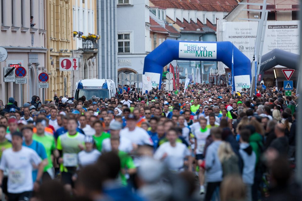 Viele Läufer am Start beim Brucker Businesslauf im Mai am Brucker Hauptplatz | © Maili