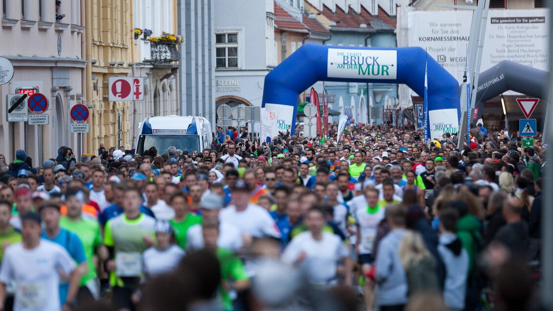Viele Läufer am Start beim Brucker Businesslauf im Mai am Brucker Hauptplatz | © Maili