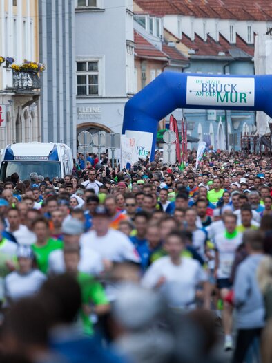 Viele Läufer am Start beim Brucker Businesslauf im Mai am Brucker Hauptplatz | © Maili