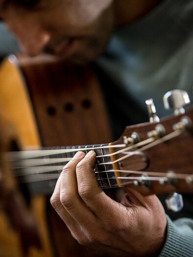 Ein Mann der Akustikgitarre spielt | © Pixabay.com