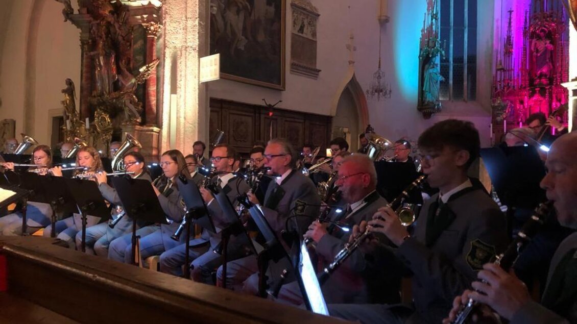 Eine Gruppe von Musikern spielt in einer Kirche. Die Orchesterbesetzung besteht aus verschiedenen Blasinstrumenten und eine stimmungsvolle Beleuchtung sorgt für eine besondere Atmosphäre. | © Musikschule der Stadt Bad Radkersburg