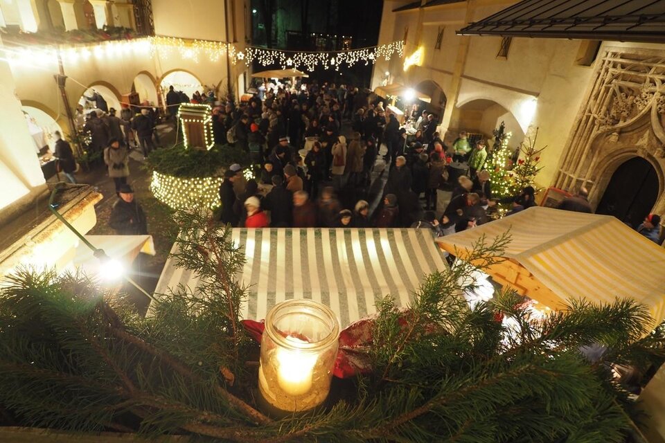 Ein festlicher Weihnachtsmarkt mit zahlreichen Besuchern. Lichter und Stände schaffen eine gemütliche Atmosphäre. | © Karl-Heinz Schein