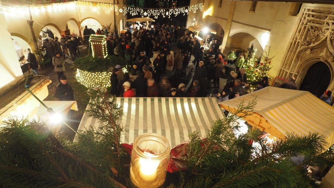 Ein festlicher Weihnachtsmarkt mit zahlreichen Besuchern. Lichter und Stände schaffen eine gemütliche Atmosphäre. | © Karl-Heinz Schein