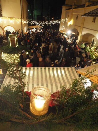 Ein festlicher Weihnachtsmarkt mit zahlreichen Besuchern. Lichter und Stände schaffen eine gemütliche Atmosphäre. | © Karl-Heinz Schein