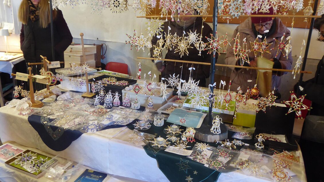 Stand mit handgefertigtem Weihnachtsschmuck und Perlensternen am Weihnachtsmarkt beim Taggerhof. | © Manfred Schöninger