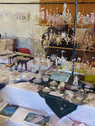 Stand con decorazioni natalizie artigianali e stelle di perle al mercatino di Natale presso il Taggerhof. | © Manfred Schöninger