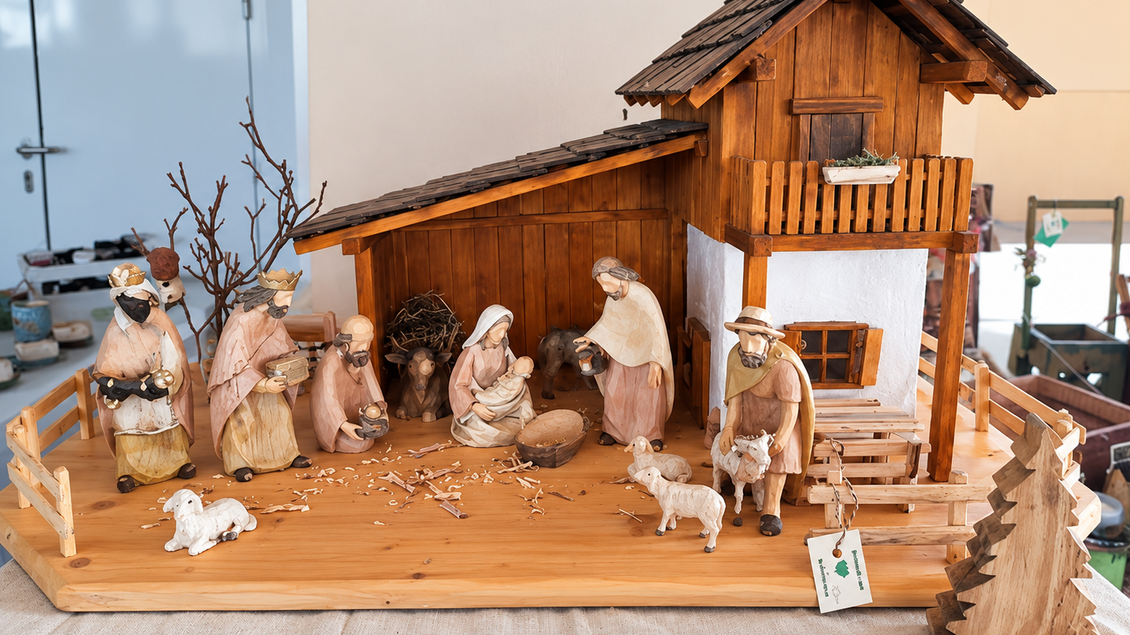 Holzgeschnitzte Weihnachtskrippe der Hobbykünstler Weinitzen mit Maria, Josef, Jesuskind, Heiligen Drei Königen und Tieren. | © Hobbykünstler Weinitzen