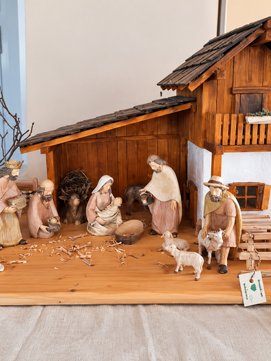 Holzgeschnitzte Weihnachtskrippe der Hobbykünstler Weinitzen mit Maria, Josef, Jesuskind, Heiligen Drei Königen und Tieren. | © Hobbykünstler Weinitzen