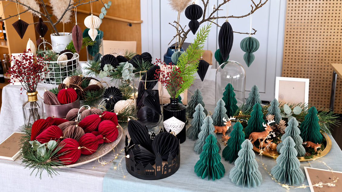 Weihnachtsdekoration aus gefaltetem Papier mit Tannenbäumen, Anhängern und Rentierfiguren auf einem Marktstand in Weinitzen. | © Hobbykünstler Weinitzen