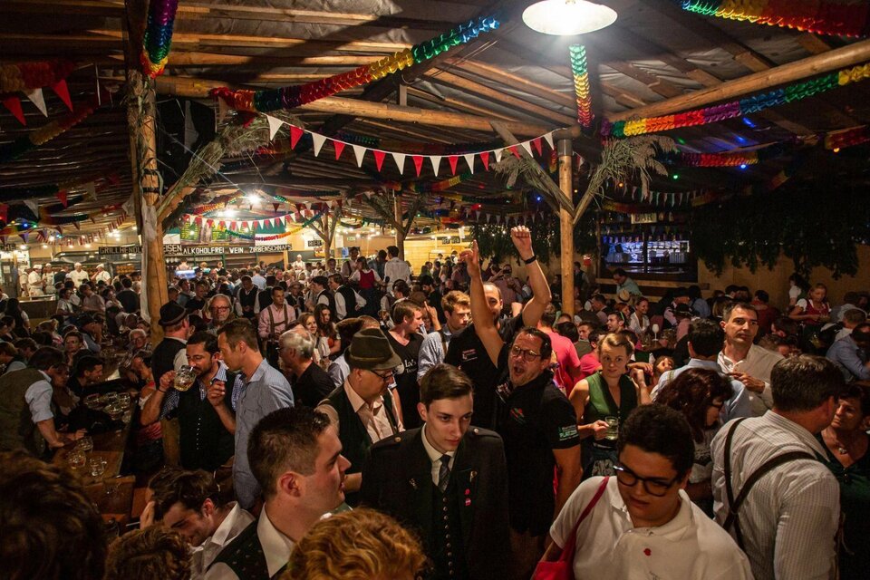 Eine lebhafte Feier in einem festlich dekorierten Raum. Viele Menschen in traditioneller Kleidung genießen die Atmosphäre und interagieren miteinander. | © Freiwillige Feuerwehr Altaussee