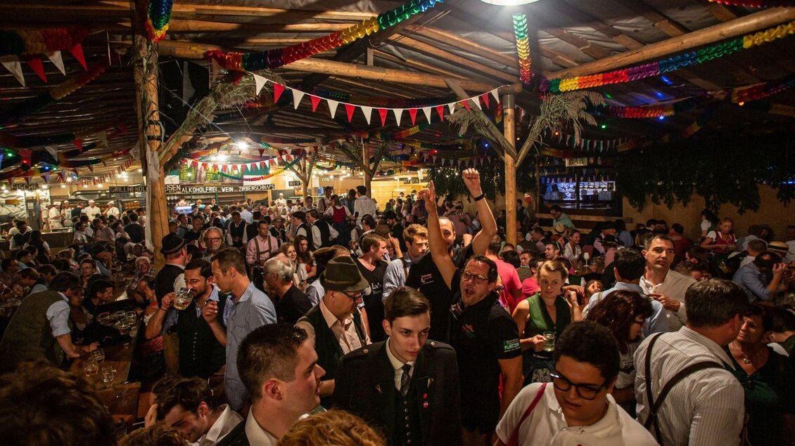 Eine lebhafte Feier in einem festlich dekorierten Raum. Viele Menschen in traditioneller Kleidung genießen die Atmosphäre und interagieren miteinander. | © Freiwillige Feuerwehr Altaussee