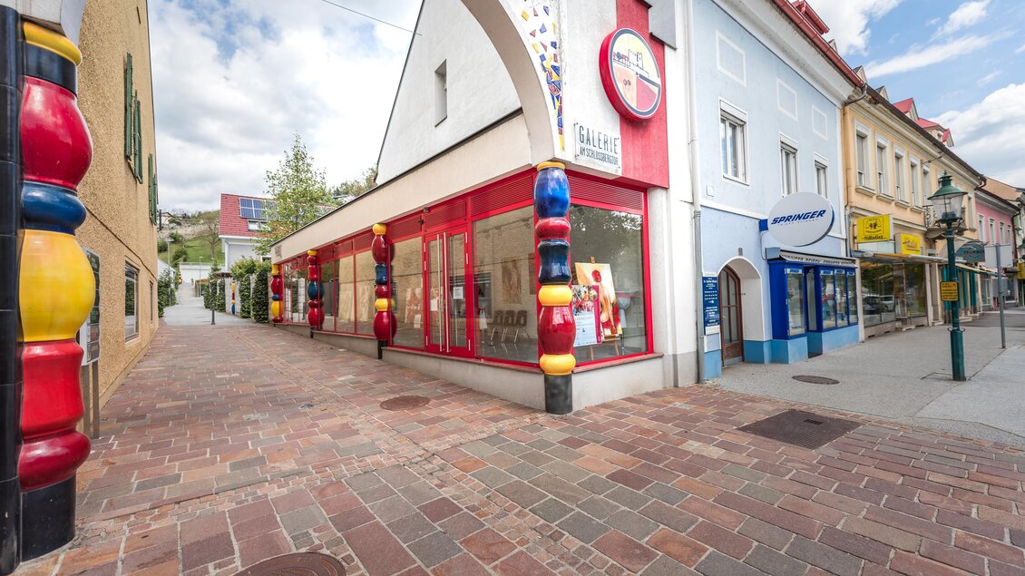 Die Galerie am Schlossbergtor in Voitsberg hat eine farbenfrohe Fassade im Stil von Hundertwasser, sie befindet sich im Zentrum von Voitsberg.  | © Lipizzanerheimat-DieAbbilderei