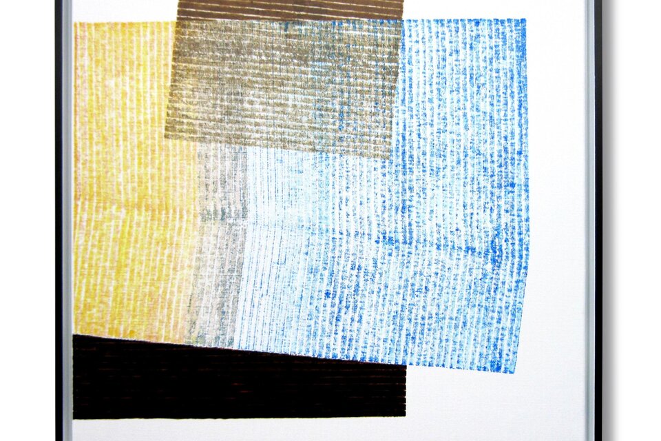 Abstraktes Kunstwerk mit überlagerten Farbflächen in Gelb, Blau, Grau und Schwarz in der Ausstellung „Strichhaltig“ von Erwin Lackner, im Rathaus Voitsberg. | © Erwin Lackner