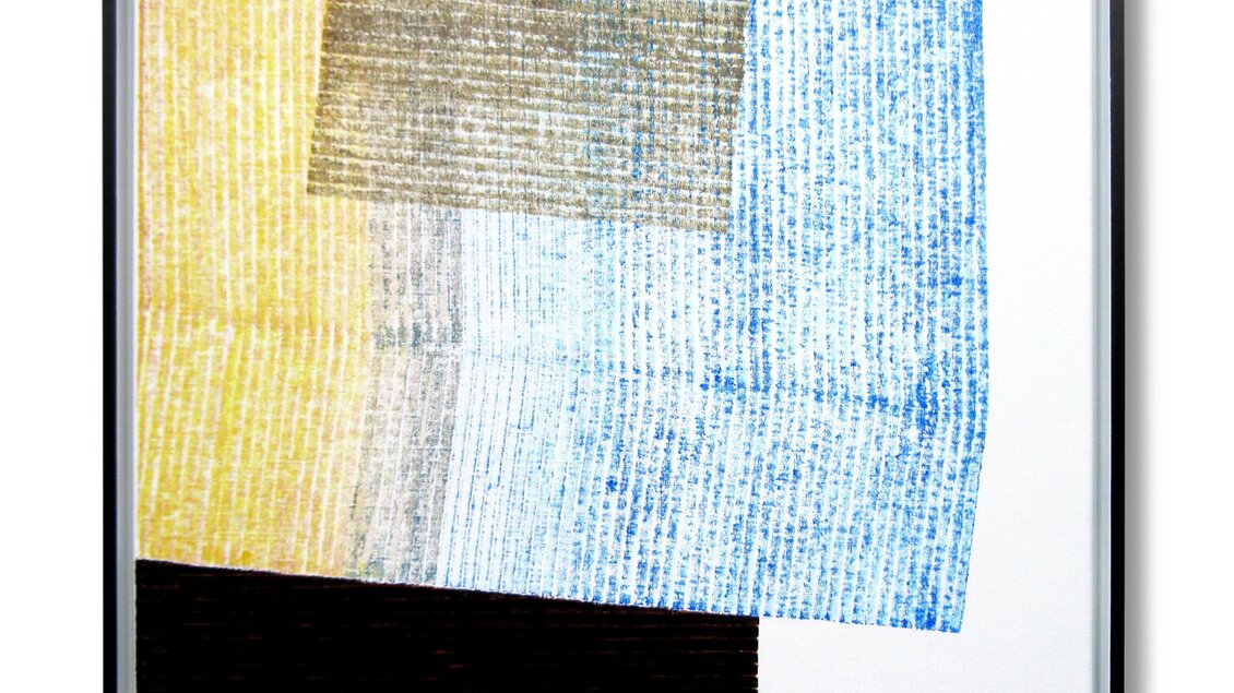 Abstraktes Kunstwerk mit überlagerten Farbflächen in Gelb, Blau, Grau und Schwarz in der Ausstellung „Strichhaltig“ von Erwin Lackner, im Rathaus Voitsberg. | © Erwin Lackner