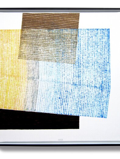 Abstract artwork with overlaid color areas in yellow, blue, gray, and black in the exhibition "Strichhaltig" by Erwin Lackner, at the Voitsberg town hall. | © Erwin Lackner