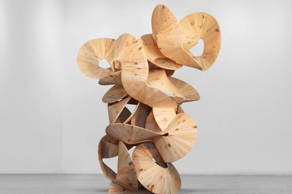 Abstrakte Holzskulptur von Koloman Wagner im Ausstellungsraum des Kunsthaus Köflach. | © Anna Franziska Wagner