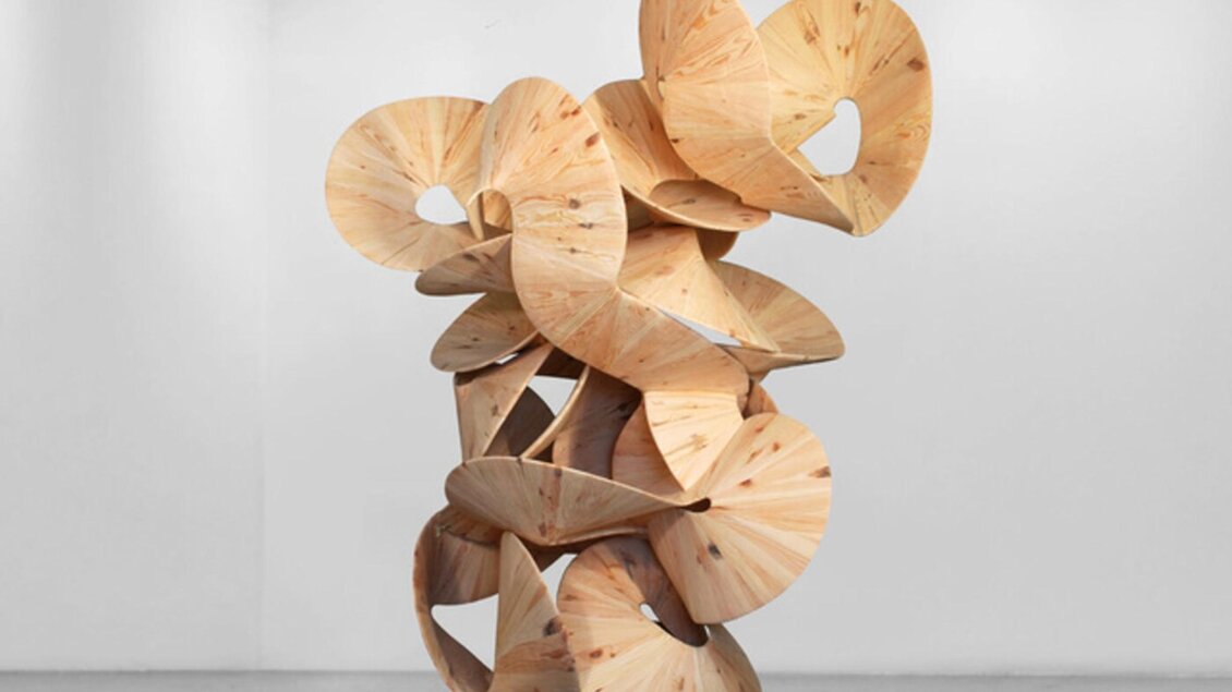 Abstrakte Holzskulptur von Koloman Wagner im Ausstellungsraum des Kunsthaus Köflach. | © Anna Franziska Wagner