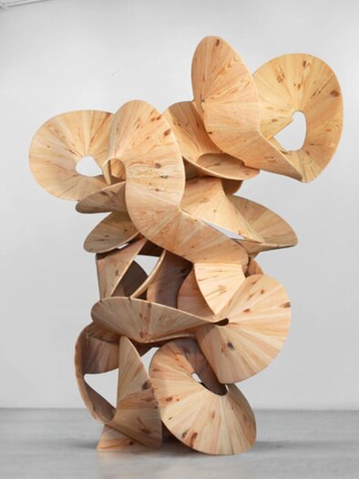 Abstract wooden sculpture by Koloman Wagner in the exhibition space of the Kunsthaus Köflach. | © Anna Franziska Wagner