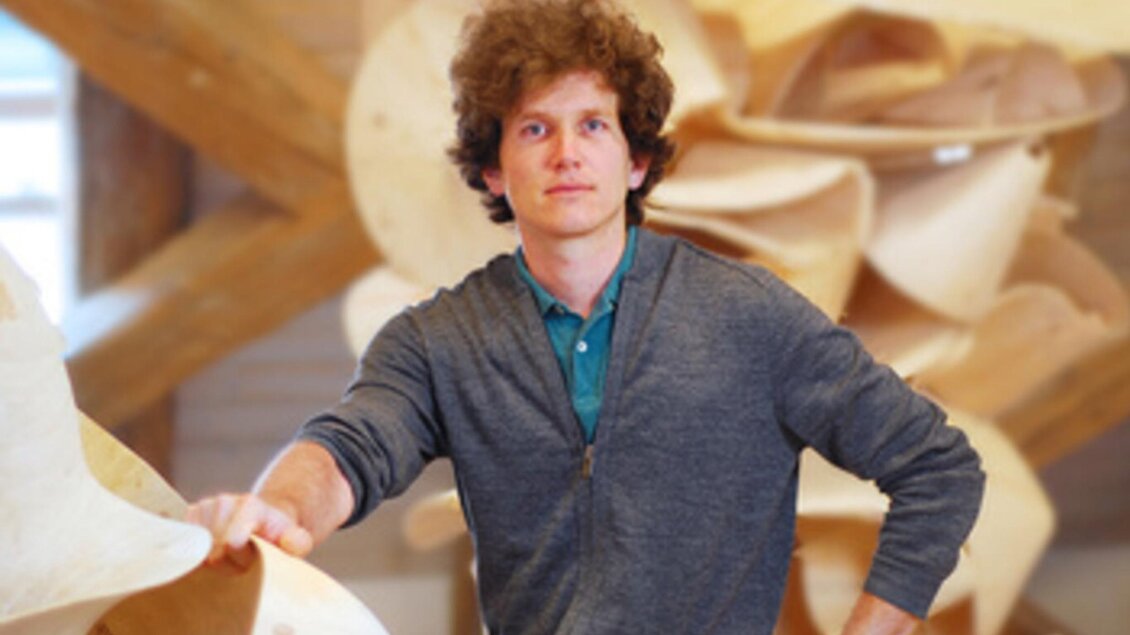 Künstler Koloman Wagner vor abstrakten Holzskulpturen im Kunsthaus Köflach. | © Anna Franziska Wagner