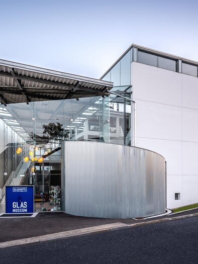 Ein modernes Gebäude mit Glas- und Metallfront. Es hat eine ansprechende Architektur und ist in einer ruhigen Umgebung gelegen. | © Die Abbilderei