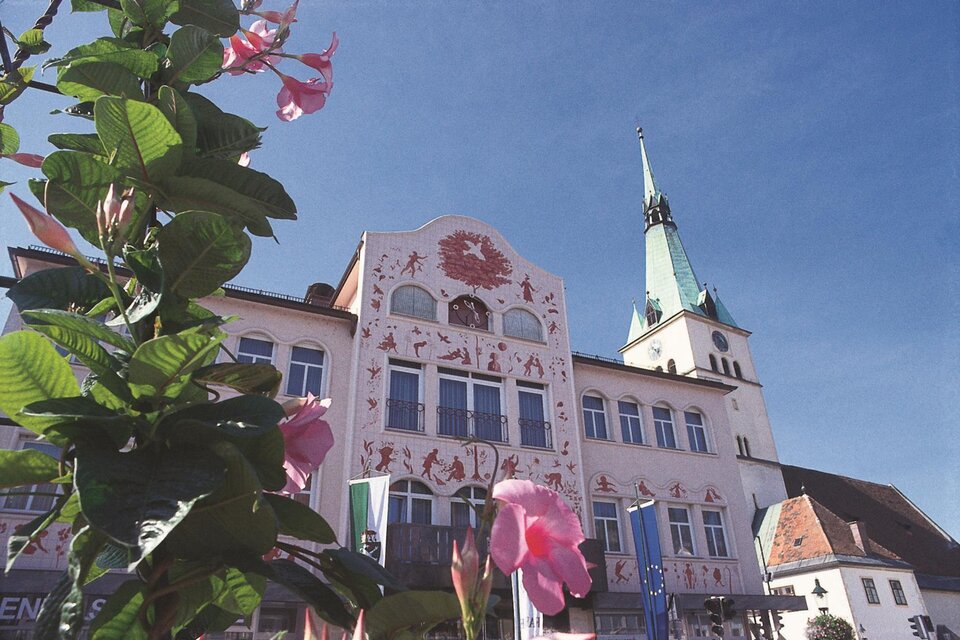 Bemaltes Rathaus der Stadtgemeinde Voitsberg mit Turm und floralen Motiven in der Lipizzanerheimat. | © Robert Cescutti