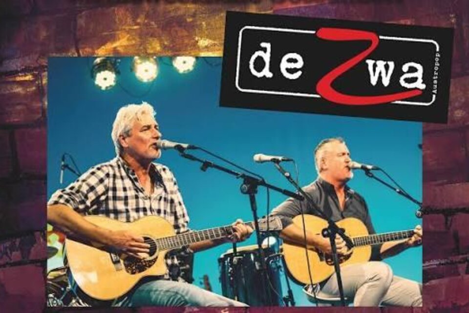 Die Musiker von deZwa singen auf der Bühne und spielen Akustikgitarre bei einem Austropop-Konzert in Gössendorf. | © deZwa